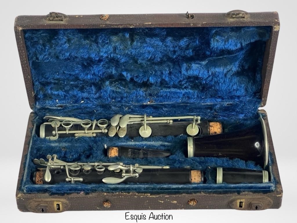 Antique Gautrot Aine Brevete Paris Clarinet: Discover the elegance and craftsmanship of a bygone era with this Antique Gautrot Aine Brevete Paris Clarinet. Crafted in Paris by the esteemed maker Gautrot Aine, this clarinet represents a pinnacle