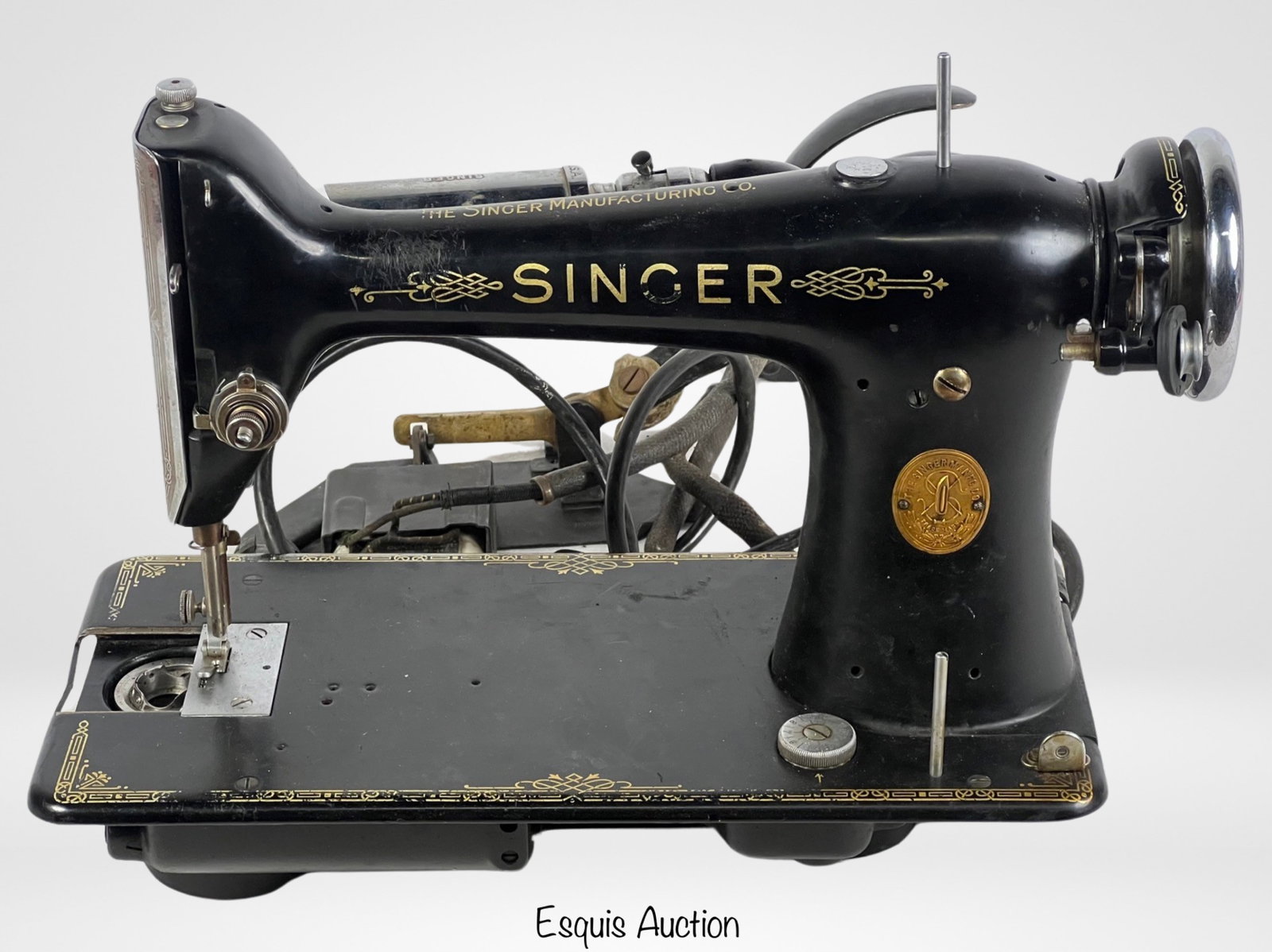 Antique Singer Sawing Machine from 1929: Antique Singer Sawing Machine from 1929.