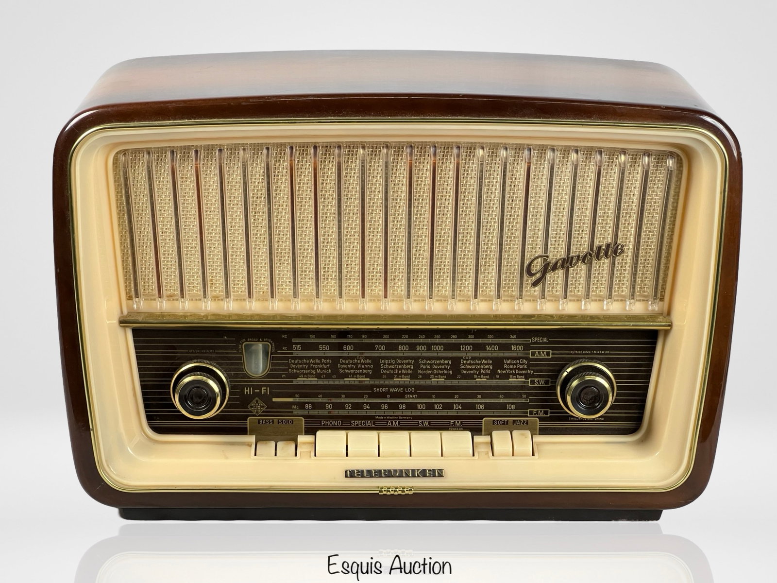 Telefunken Gavotte 8U German Tabletop Tube Radio: Telefunken Gavotte 8U German Tabletop Tube Radio from 1950's. Good overall condition, untested.