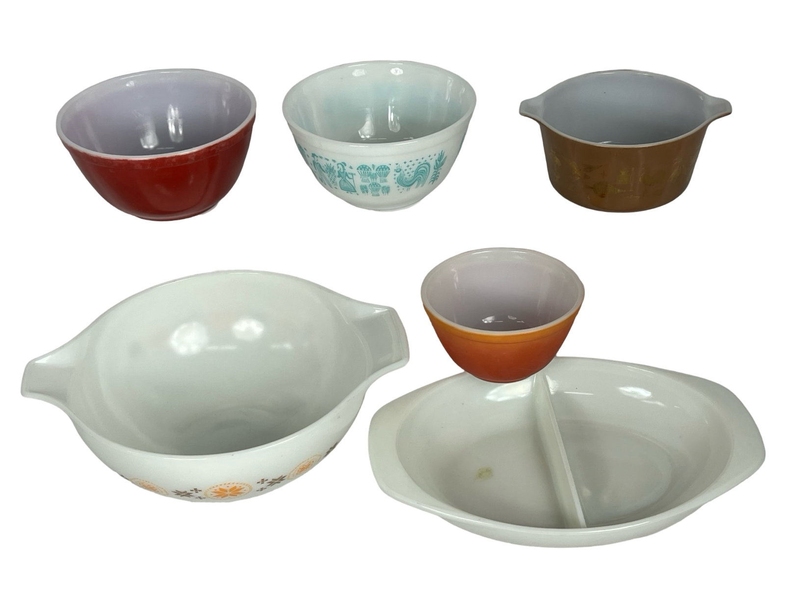 Assortment of Vintage Pyrex Mixing Bowls: Assortment of Vintage Pyrex Mixing Bowls. Good overall condition, normal wear.