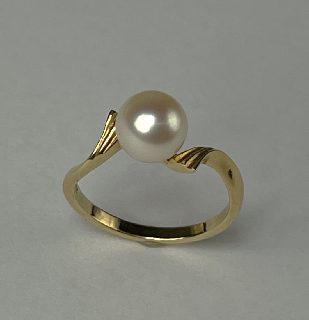 Mikimoto 18k Gold Lady's Ring with Pearl: Mikimoto 18k Gold Lady's Ring with Pearl. Size- 6. Good Condition in original box.