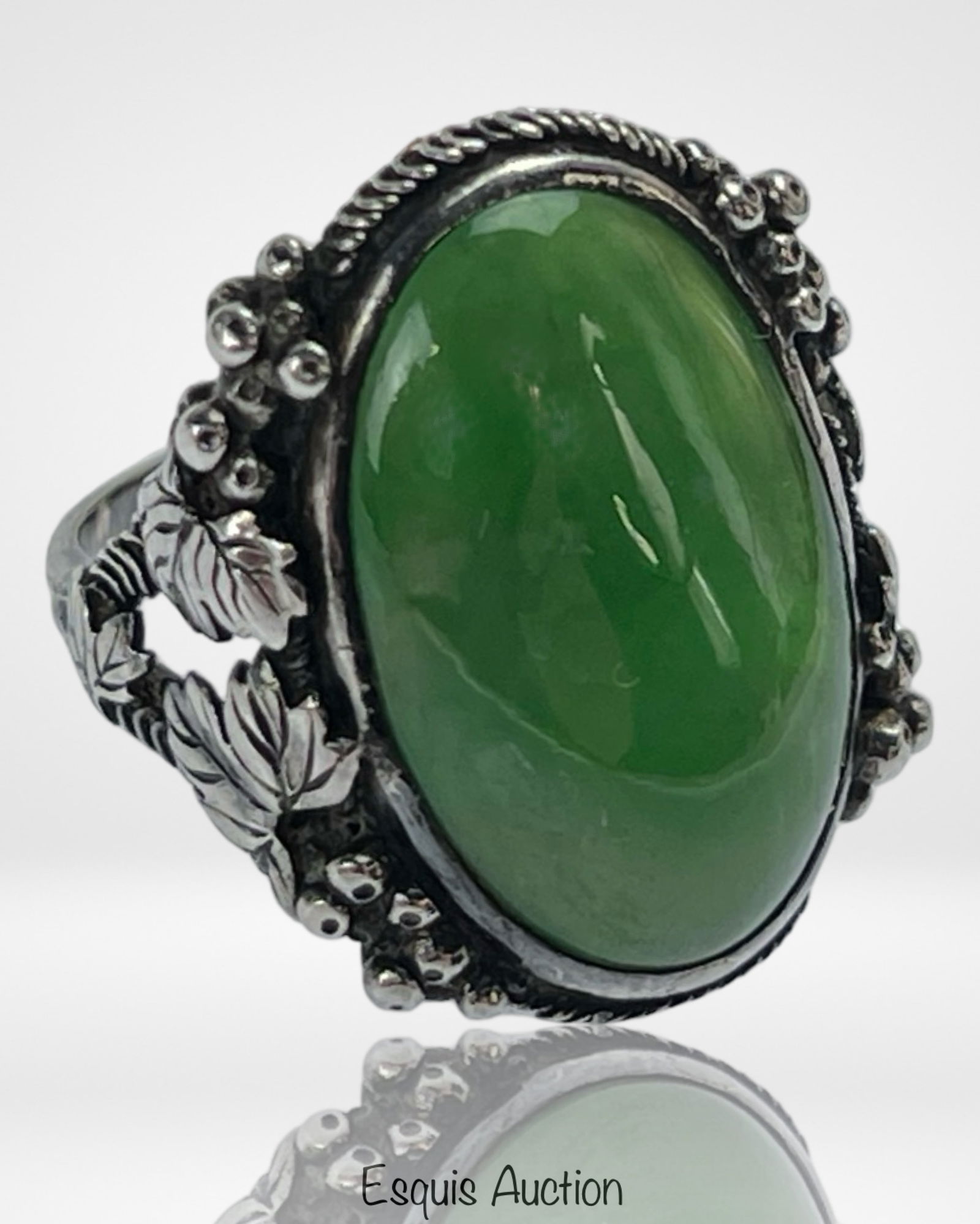 Vintage Lady's Sterling Silver Green Jade Ring (1 of 4)