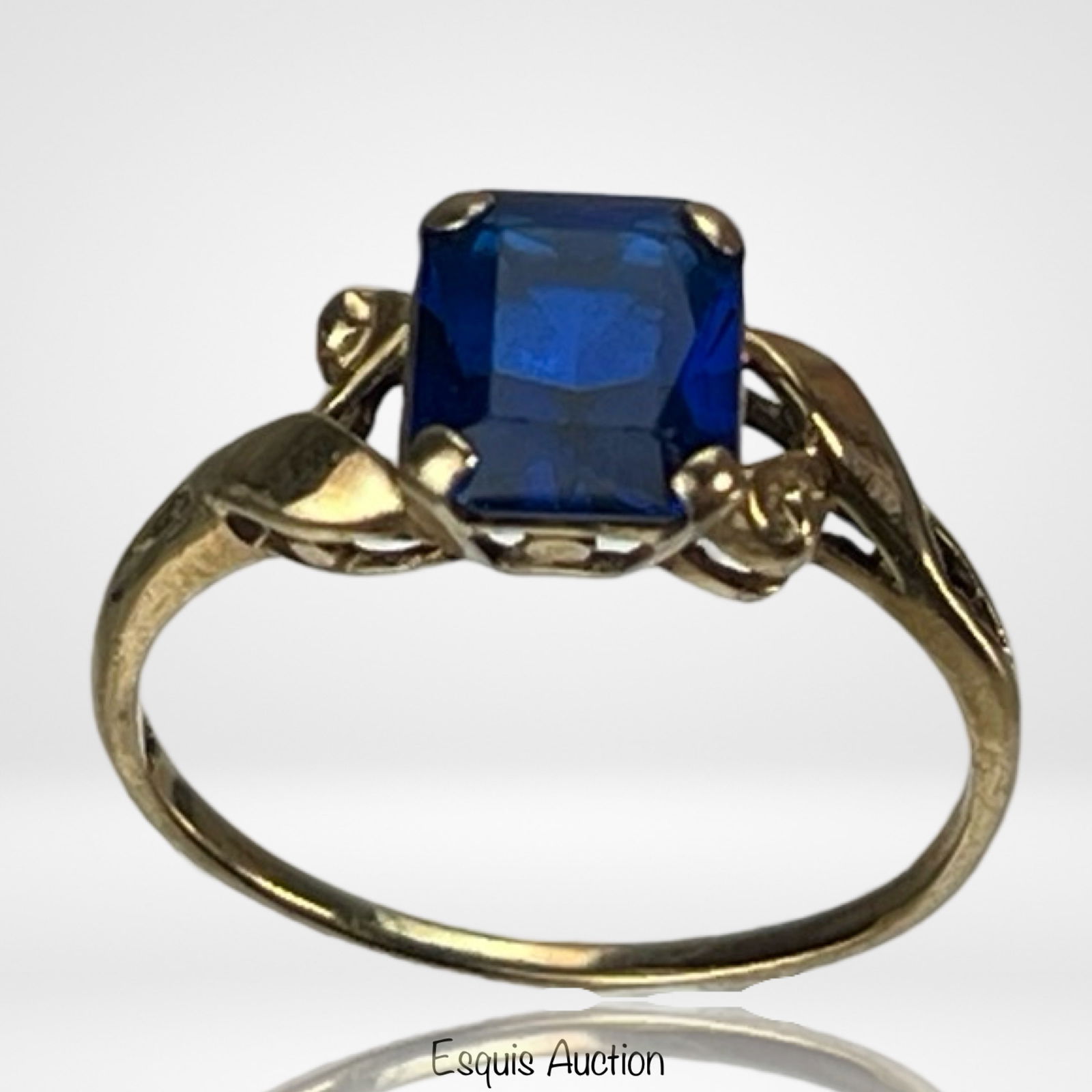 10k Gold Blue Sapphire Lady's Ring: 10k Gold Blue Sapphire Lady's Ring. Size- 6 1/2. Good Condition.