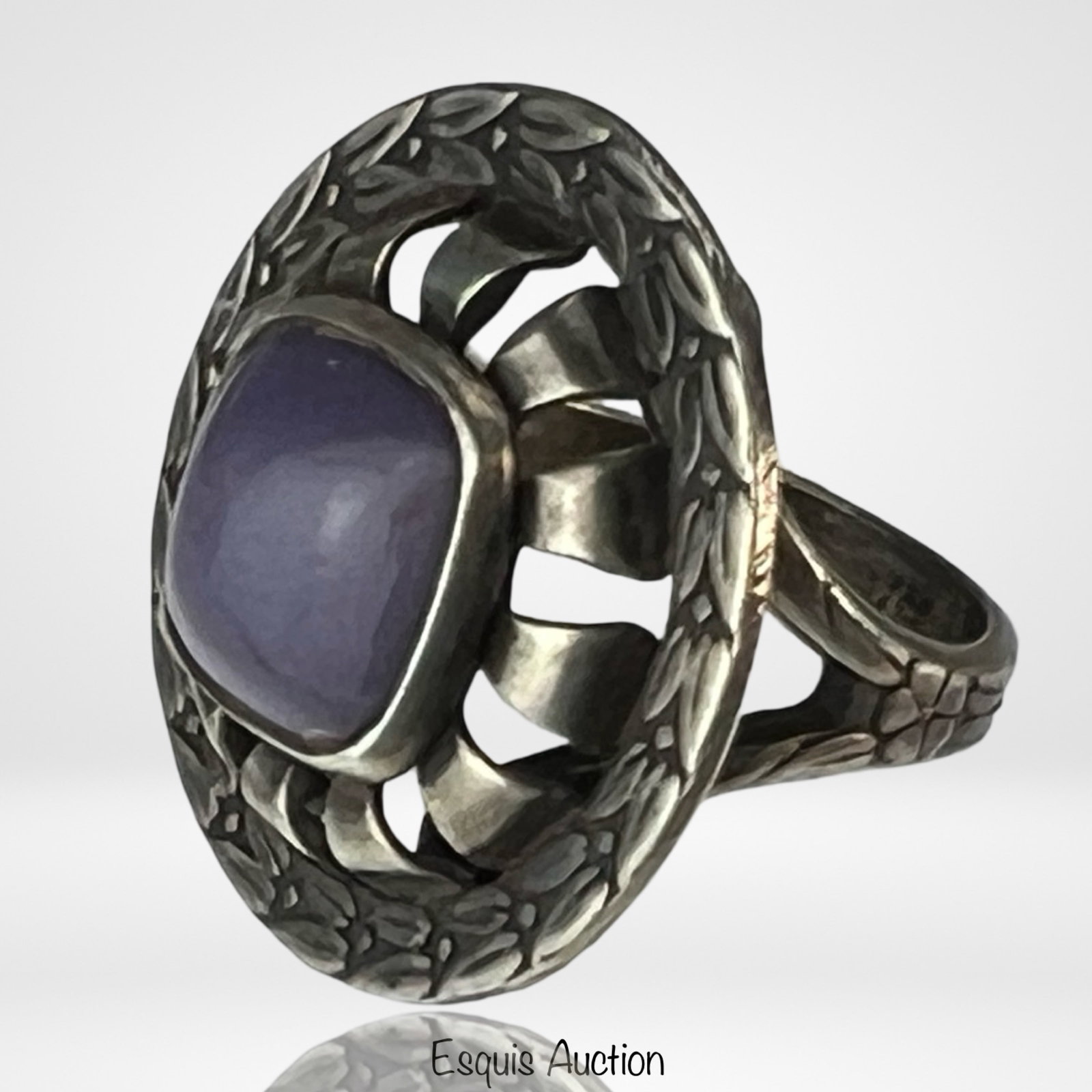 Vintage Ladys Sterling Silver Chalcedony Halo Ring: Vintage Lady's Sterling Silver Chalcedony Halo Ring. Size- 6. Good Condition.