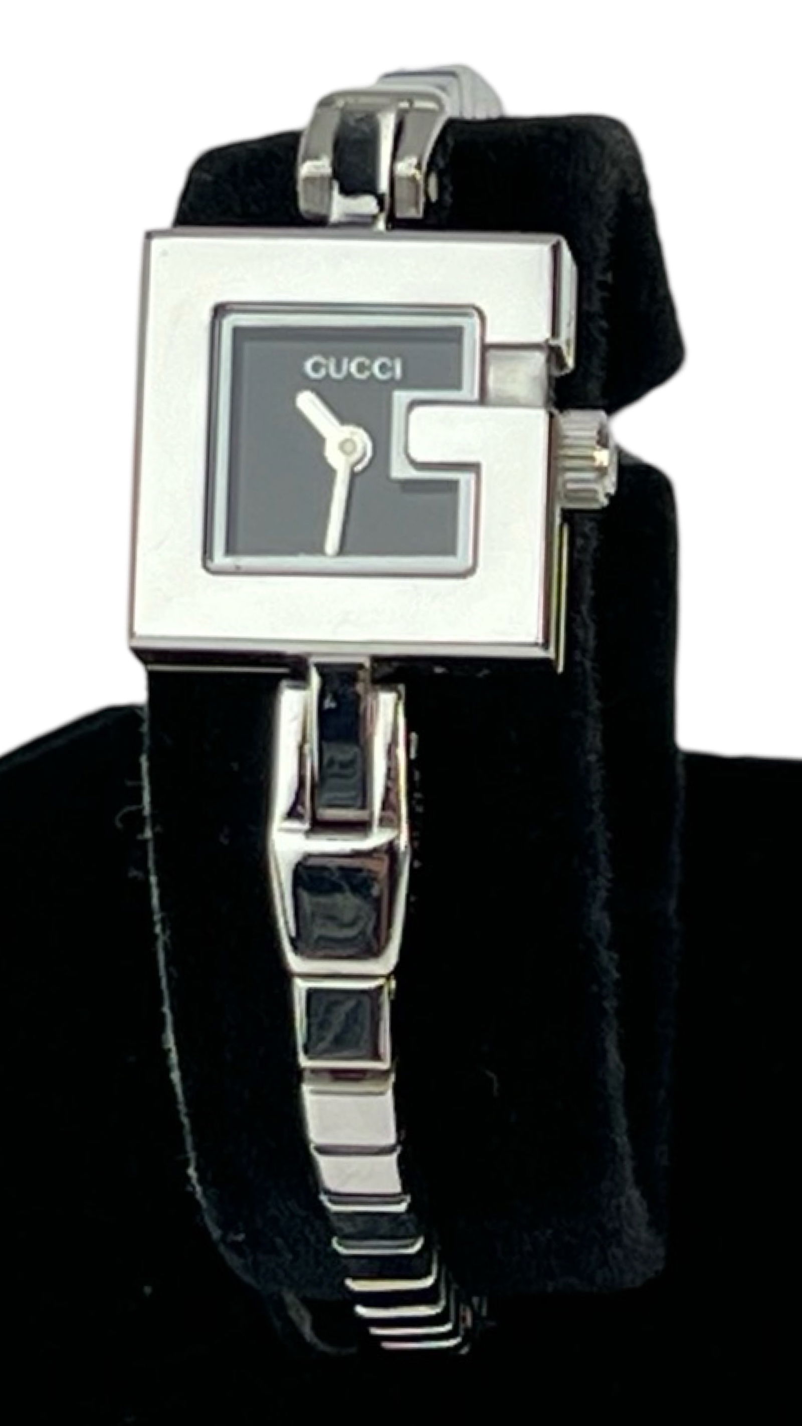 Gucci 102 Petite Lady's Wrist Watch: Gucci 102 Petite Lady's Wrist Watch. Good overall condition, untested w/o battery.