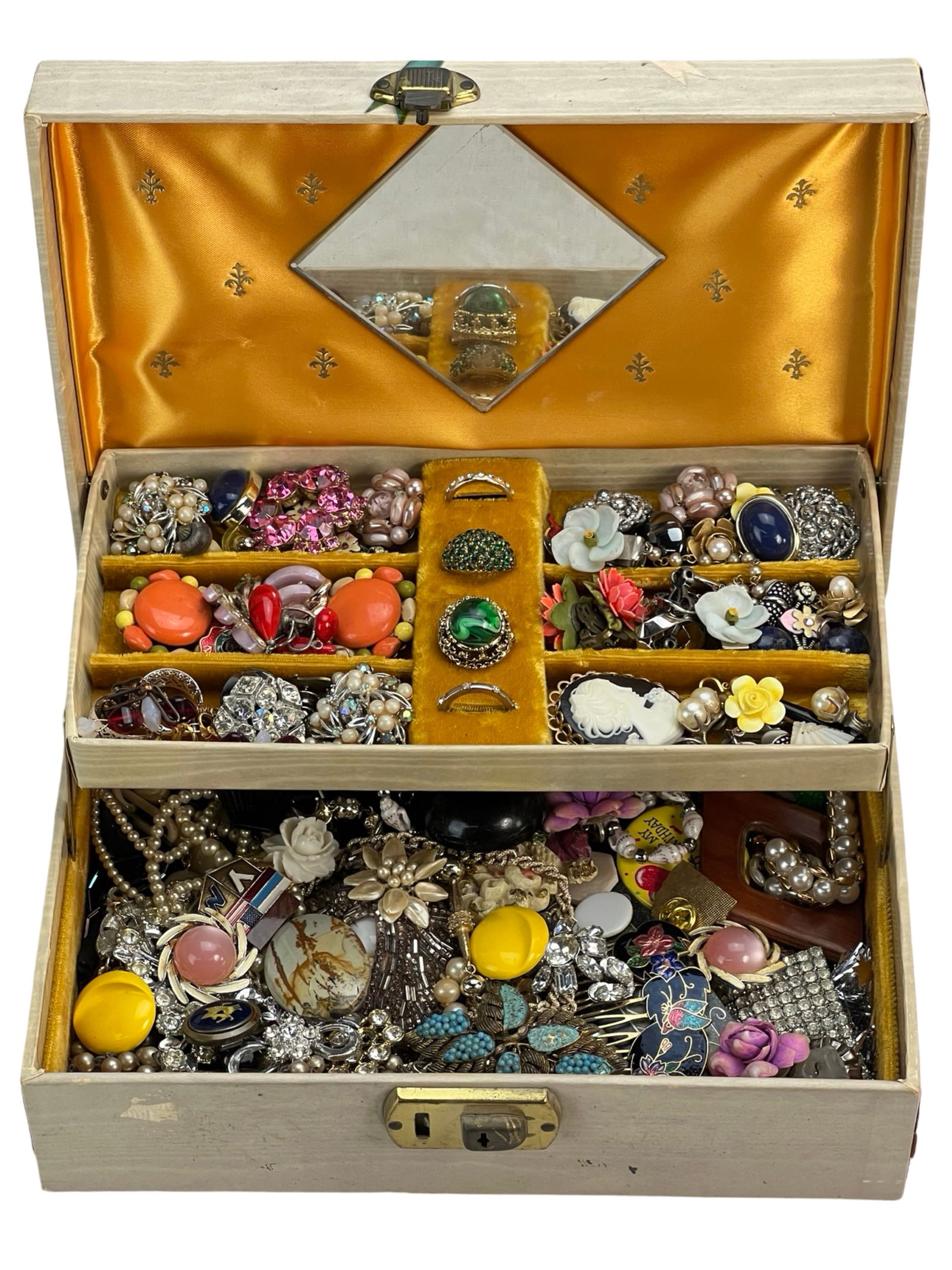 Vintage Jewelry Box Full of Unsearched Treasures (1 of 4)