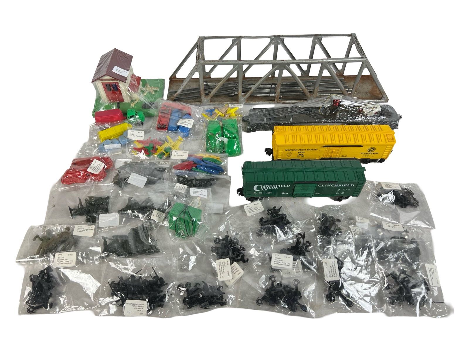 RR Train Cars, Buildings & Accessories (1 of 5)