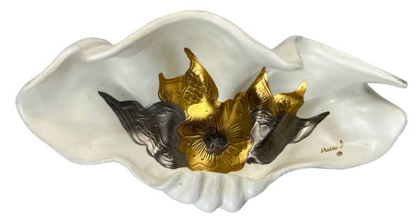 Sascha Brastoff Sculptural Ceramic Shell Bowl: A stunning ceramic shell bowl designed by renowned mid-century artist Sascha Brastoff. This sculptural piece showcases intricate metallic gold and silver floral accents against a matte white glaze, em