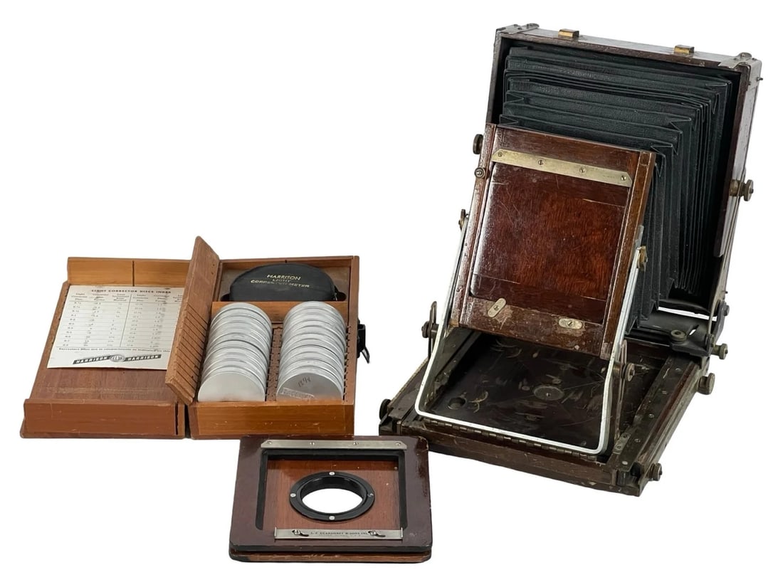 Antique Deardorff 4x5 Large Format View Camera: Antique Deardorff 4x5 Large Format View Camera, constructed with beautiful mahogany wood and brass hardware. This iconic camera features a bellows system for precise focusing and tilt/shift adjustment
