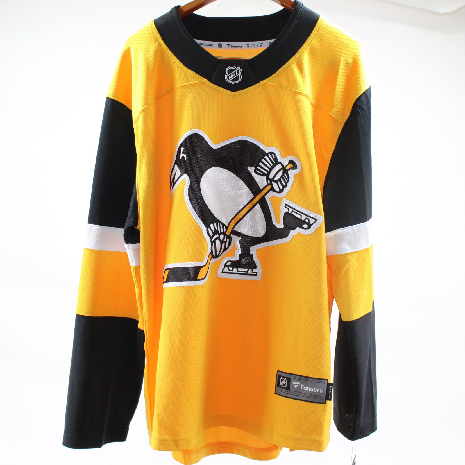 Pittsburgh Penguins NHL Jersey Size L: Celebrate your love for hockey with this official Pittsburgh Penguins NHL jersey. Featuring the iconic team logo and a vibrant yellow design, this jersey is perfect for fans or collectors. Excellent c