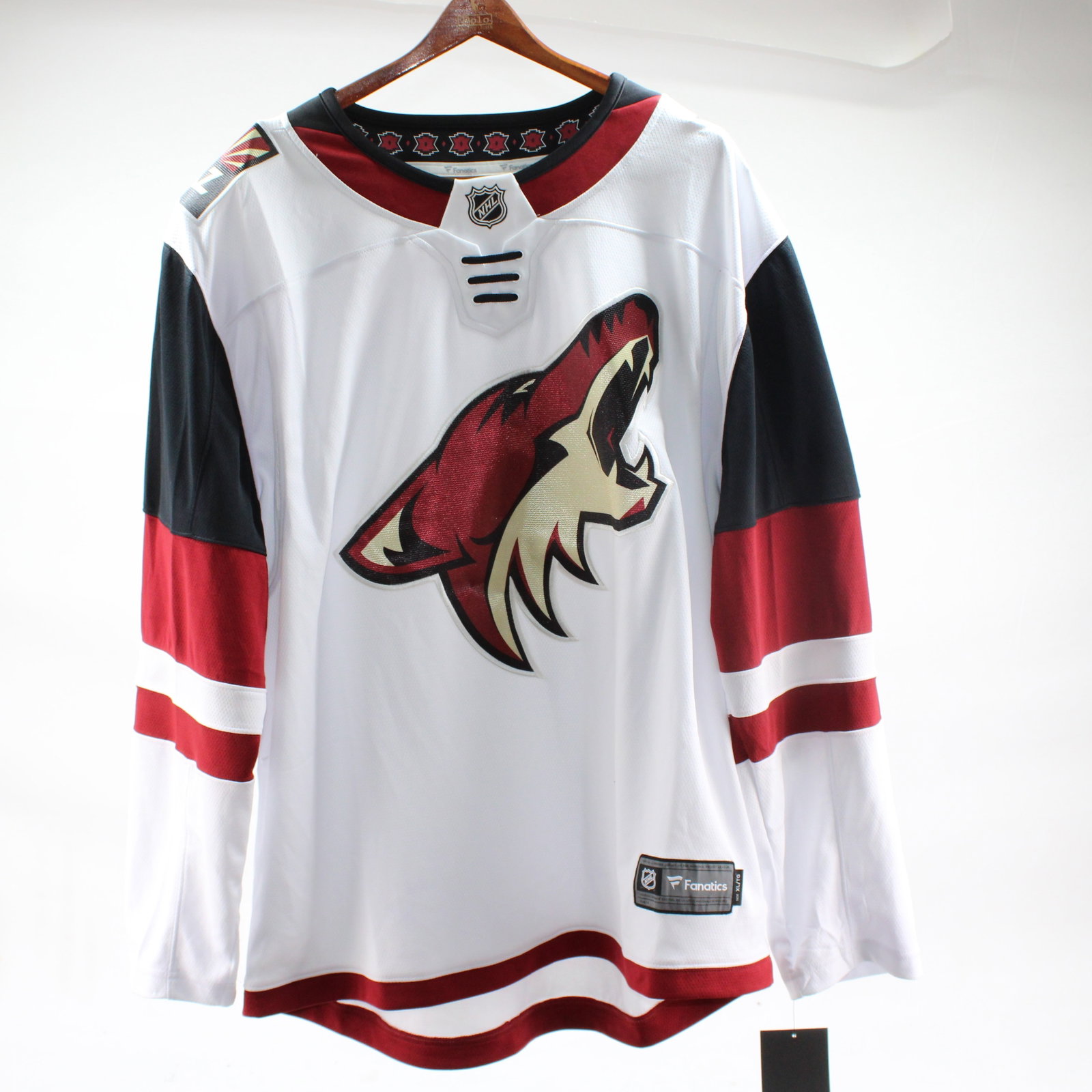 Arizona Coyotes NHL Jersey Size L: his official Arizona Coyotes NHL jersey is a perfect addition to any fan?s collection. Featuring a fierce logo and bold red and white colors, this jersey is brand new with tags attached