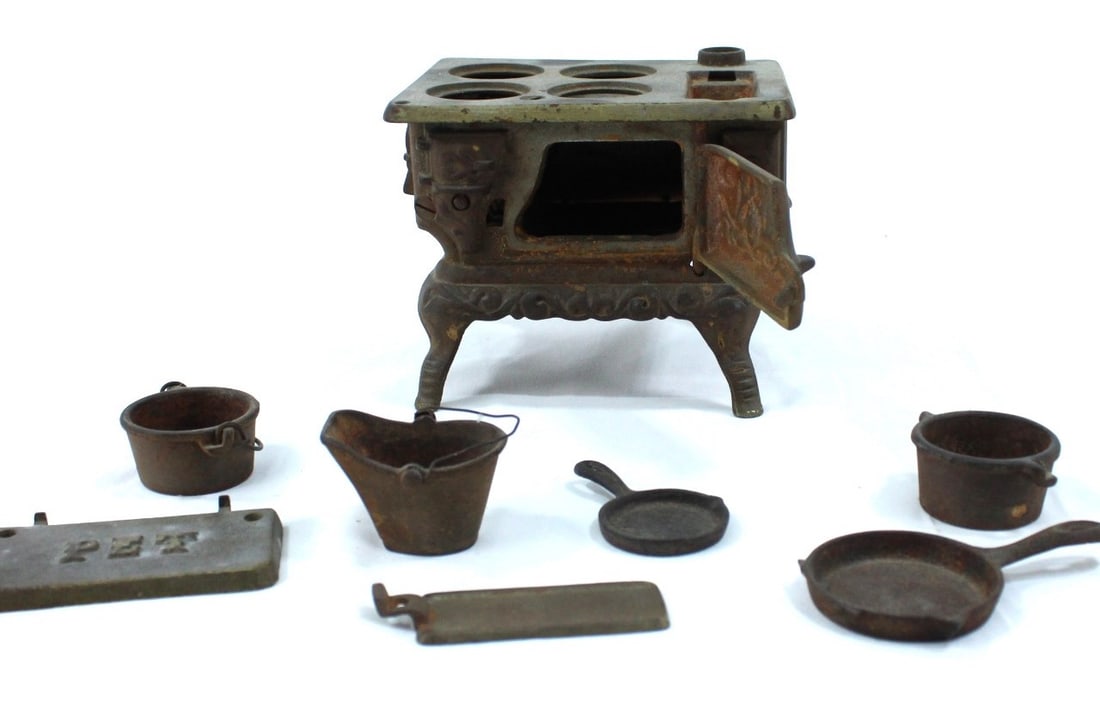 Antique Gimbel Bros PET Miniature Cast Iron Stove (1 of 3)
