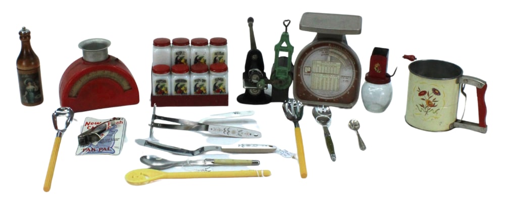 Kitchen Accessories and Decorative Spice Jars: Capturing the essence of vintage charm, this lot features a delightful assortment of kitchen accessories, perfect for collectors and enthusiasts of retro kitchenware. It includes a vibrant red House-P