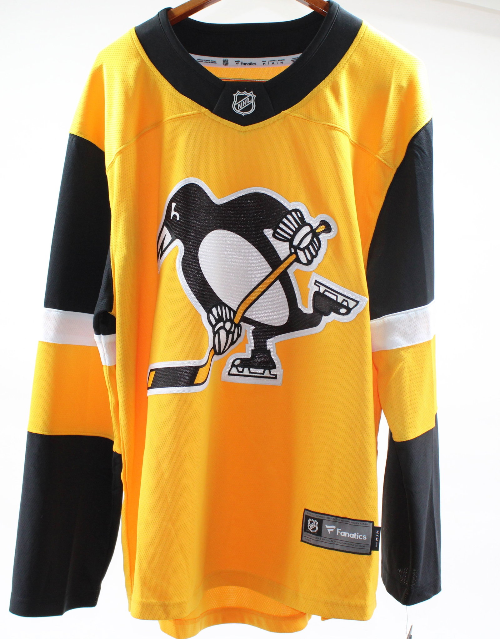 Pittsburgh Penguins NHL Jersey Size L: Celebrate your love for hockey with this official Pittsburgh Penguins NHL jersey. Featuring the iconic team logo and a vibrant yellow design, this jersey is perfect for fans or collectors. Excellent c