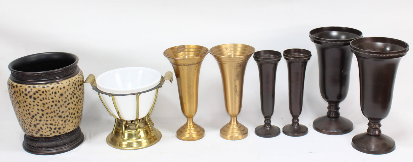 Assortment of various Vintage Brass&Ceramic...: Vases with Elegant Designs. Versatile collection of decorative vases and urns crafted from a mix of materials, including brass, bronze, and ceramic, in varying sizes and styles. The set includes ornat