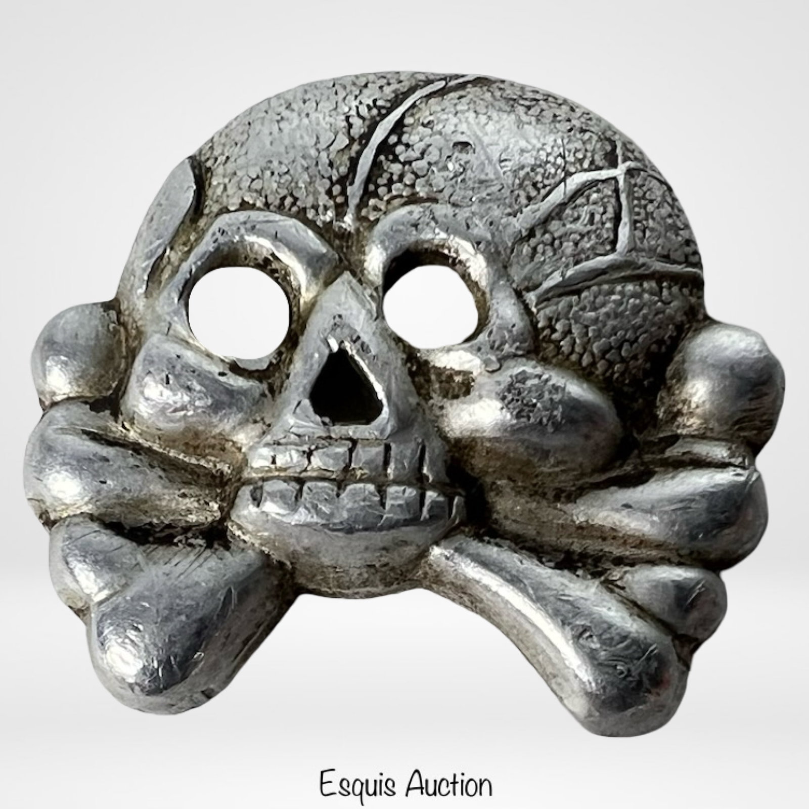 WWII German Aluminum Panzer Collar Tab Skull KW40: Cast aluminum collar tab skull insignia from WWII Germany, featuring detailed sculptural relief and reverse stamp "KW 40." This item is offered strictly as a historical and collectible artifact. Esqui