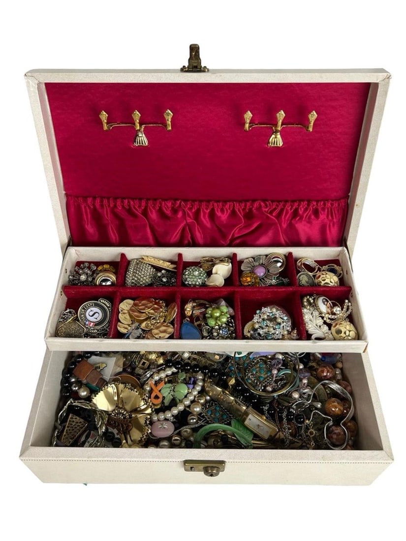 Vintage Jewelry Box Filled with Unsearched Jewelry (1 of 4)