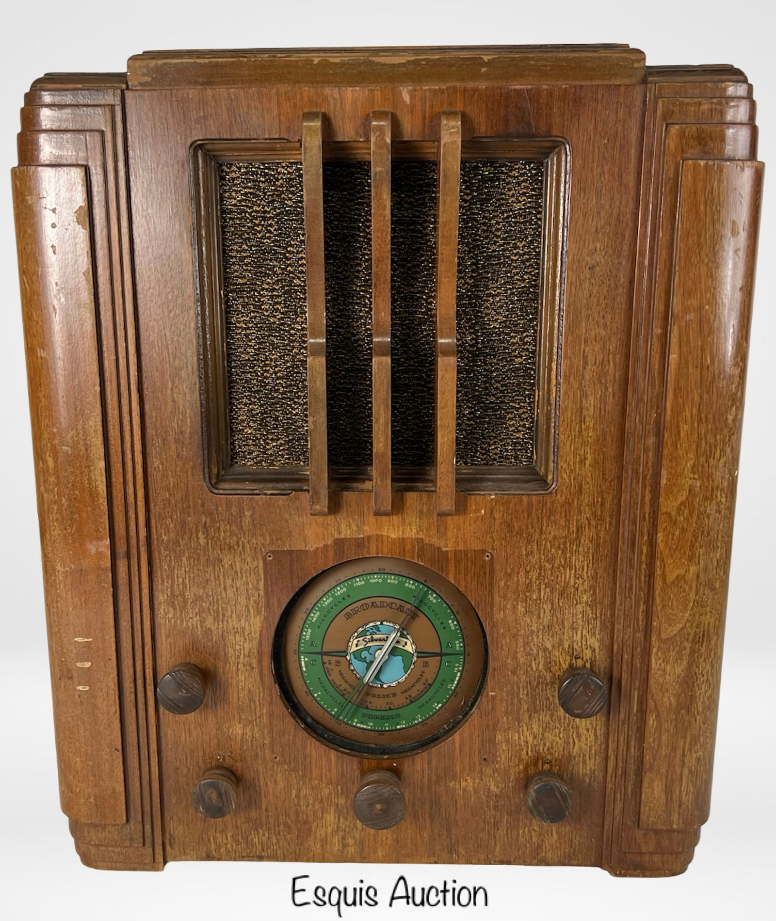 1930's Silvertone Tombstone Tube Radio Model 1955 (1 of 3)