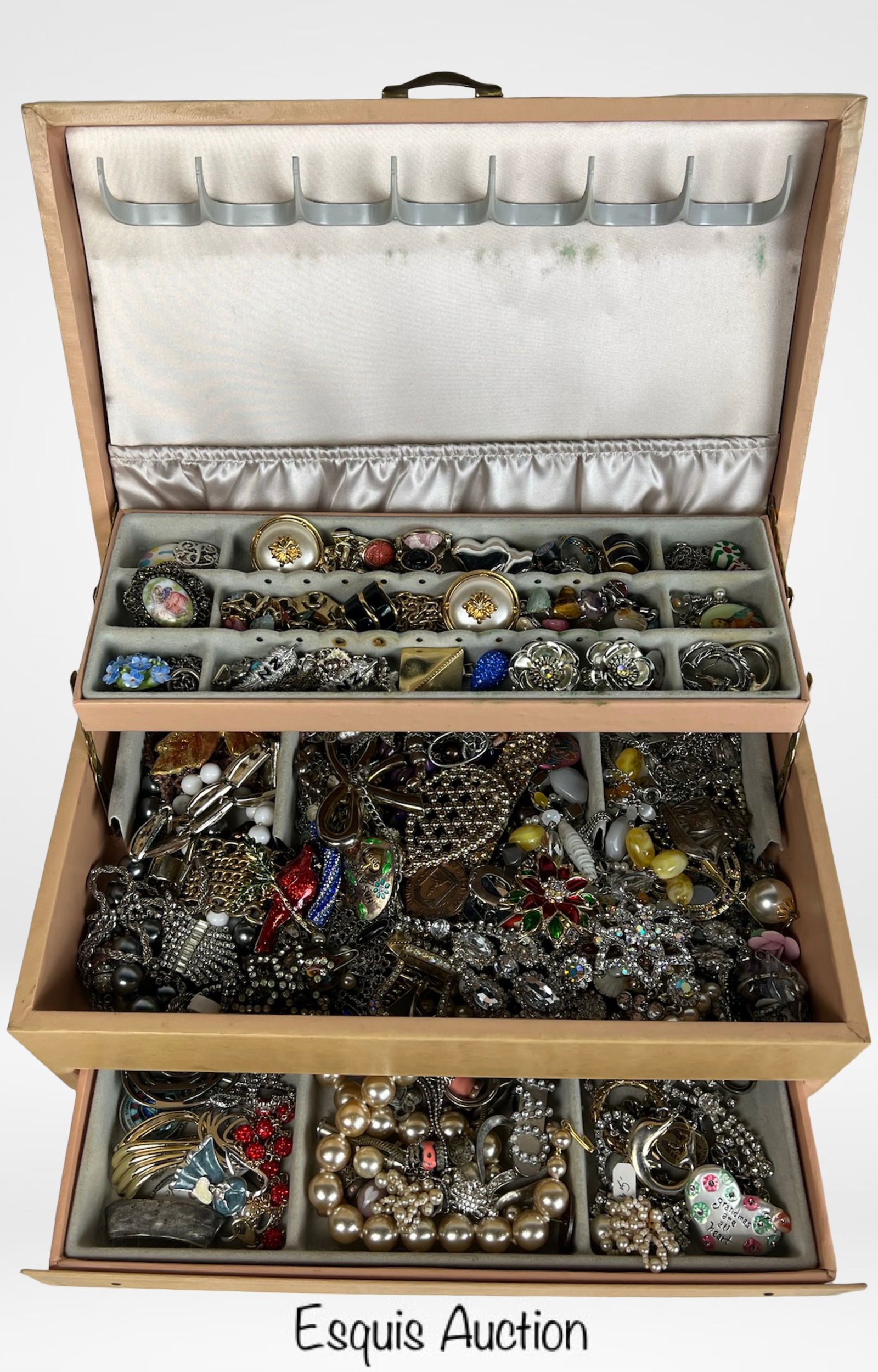 Vintage Jewelry Box Full of Unsearched Treasures (1 of 4)