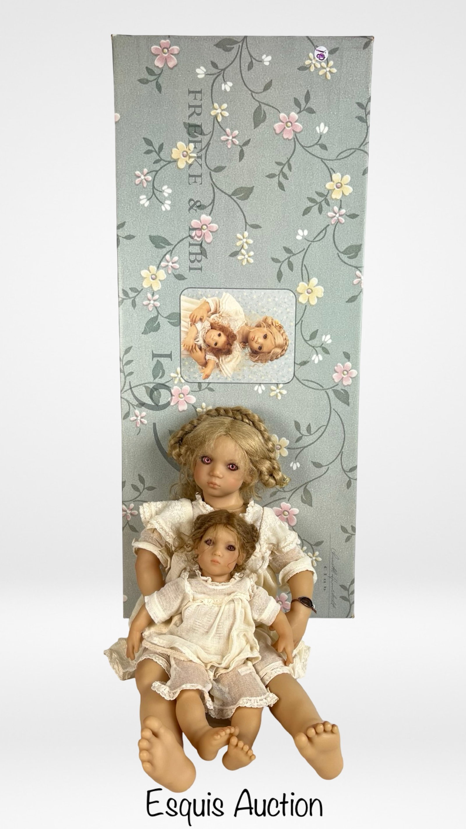 Annette Himstedt "Freeke & Bibi" Artist Doll Set: Charming "Freeke & Bibi" artist doll set by renowned German dollmaker Annette Himstedt, part of her cherished Puppen Kinder collection. The larger doll "Freeke" features expressive hand-painted facial