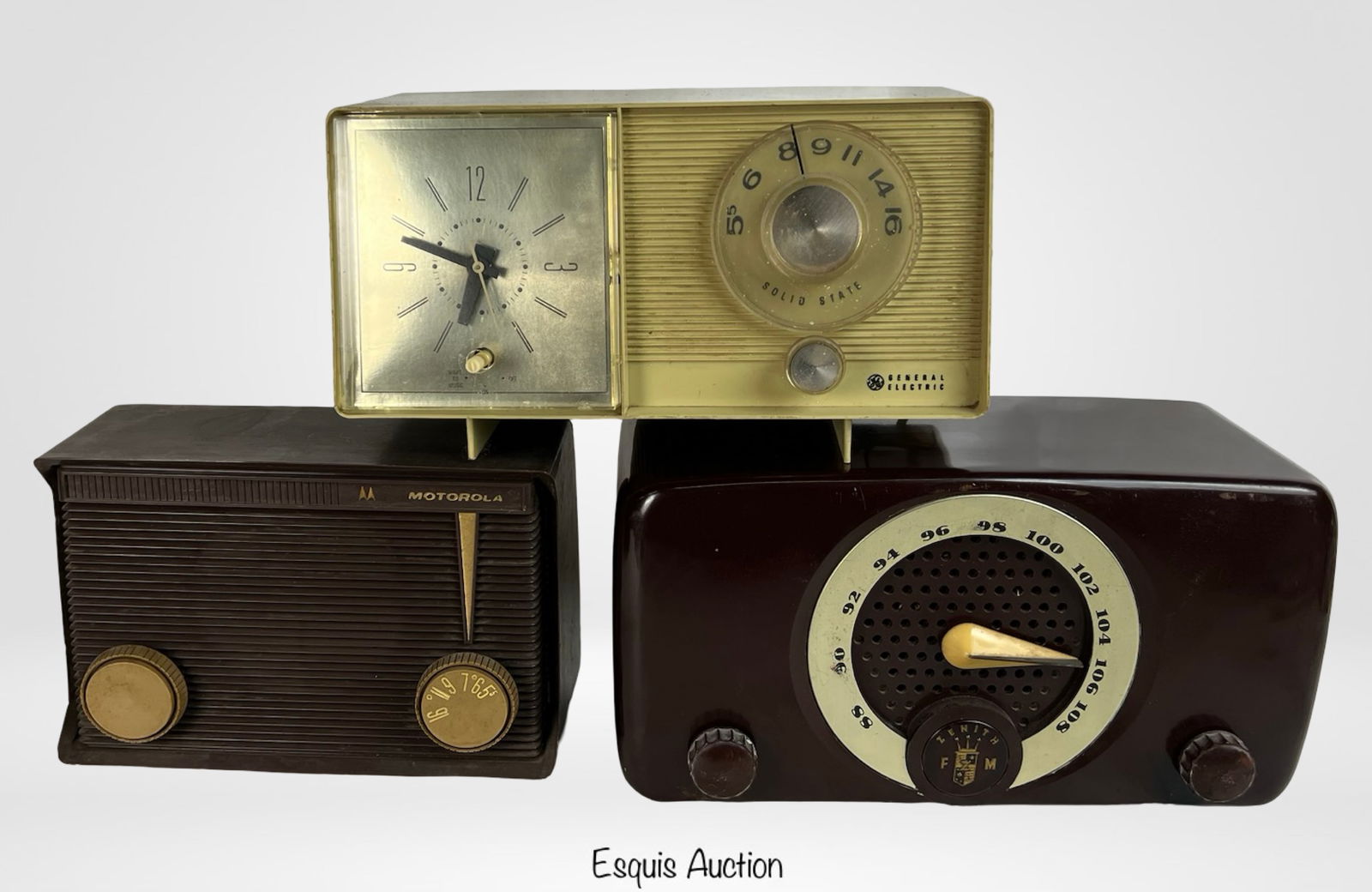 Vintage Radios - Zenith, Motorola & GE: This lot includes a trio of collectible vintage radios from major American brands. The Zenith 7H918 tube radio features a rich Bakelite cabinet and distinctive round FM dial design. The Motorola A1N 2