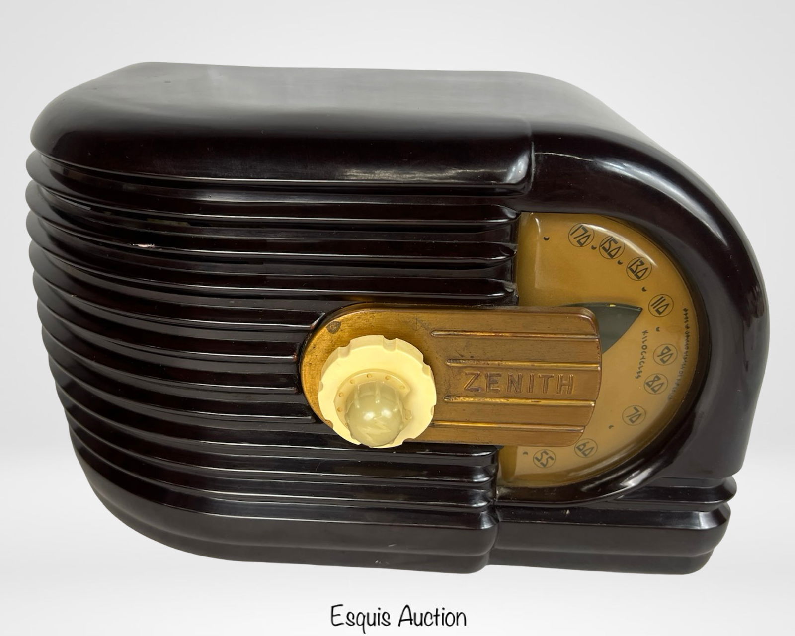 1930s Zenith 6-D-311 Bakelite Table Tube Radio (1 of 5)
