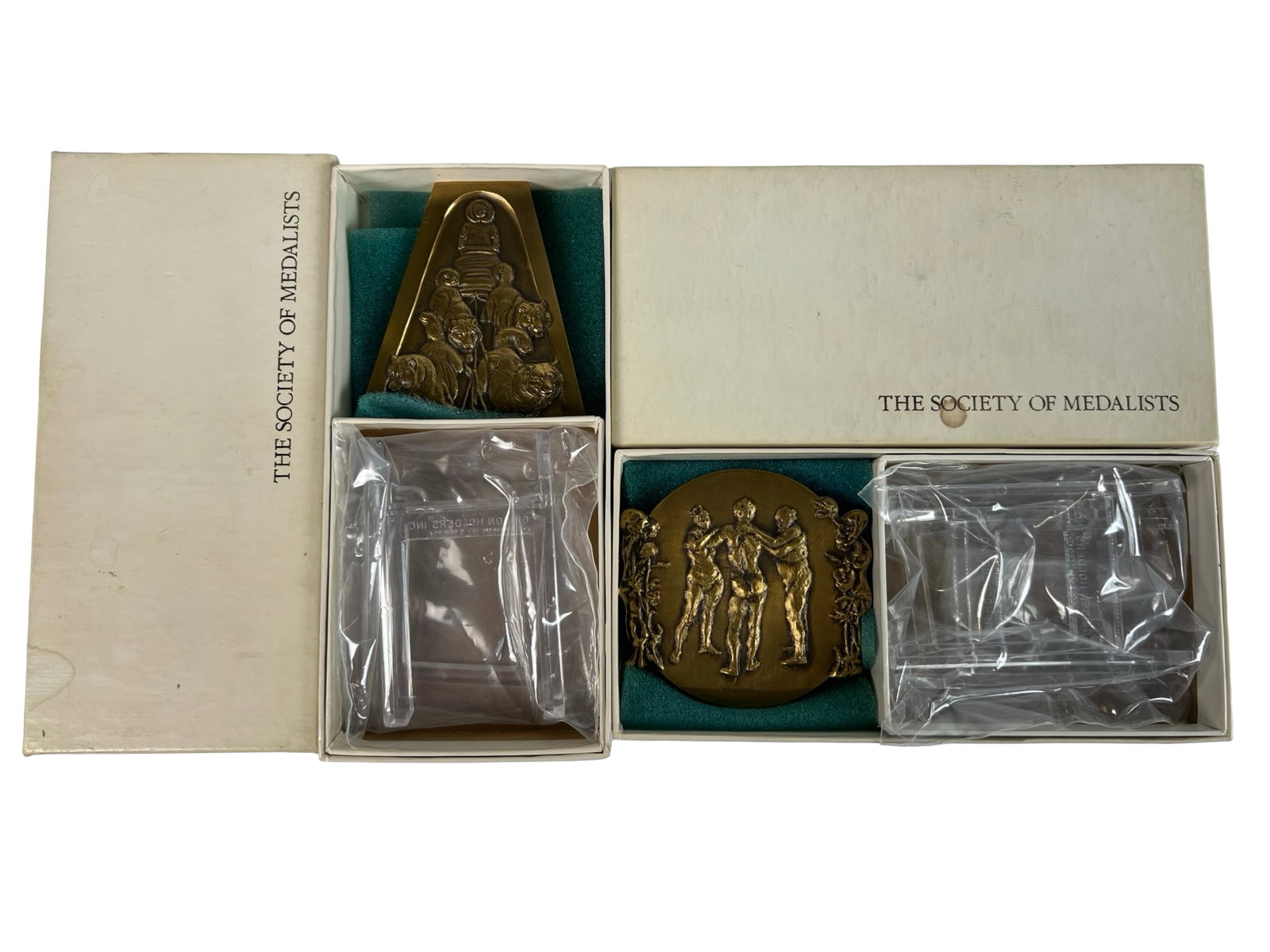 Two Bronze Medals - Patricia Verani & Edna Fink: Remarkable pair of limited edition Society of Medalists bronze art medals, each presented in original boxes with acrylic stands. The triangular piece, SOM 118th issue from 1988, was designed by Patric