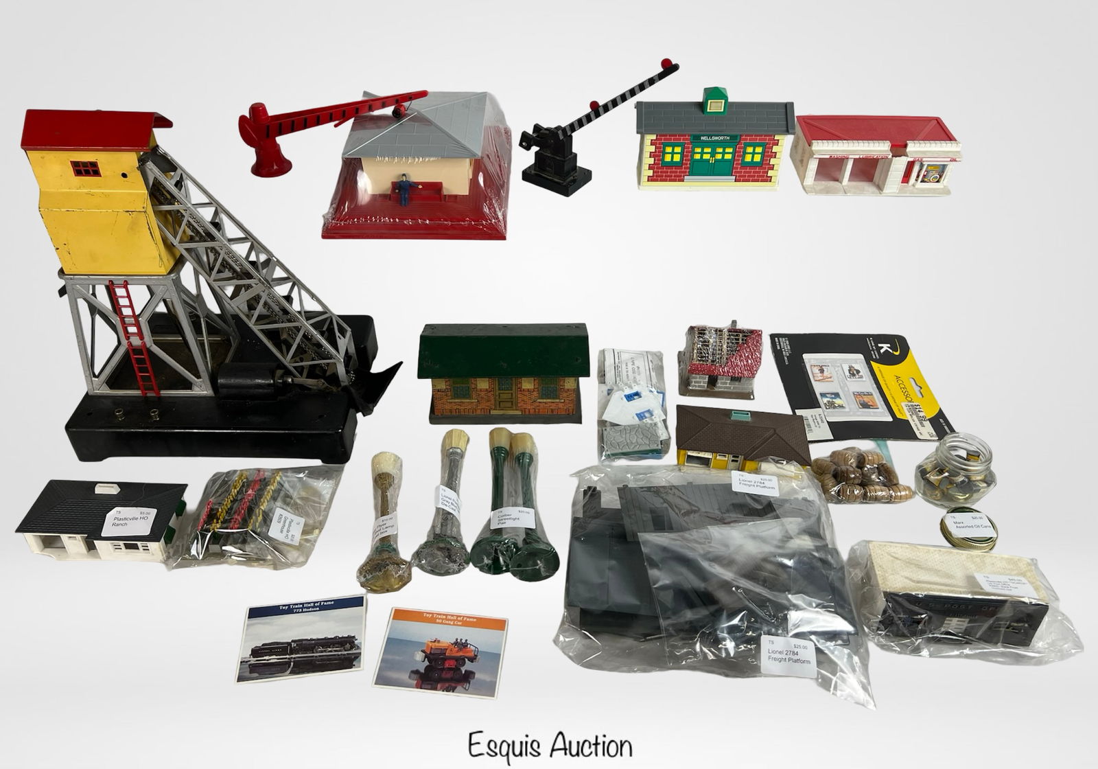 Group of Vintage Train Accessory Buildings- Lionel (1 of 7)