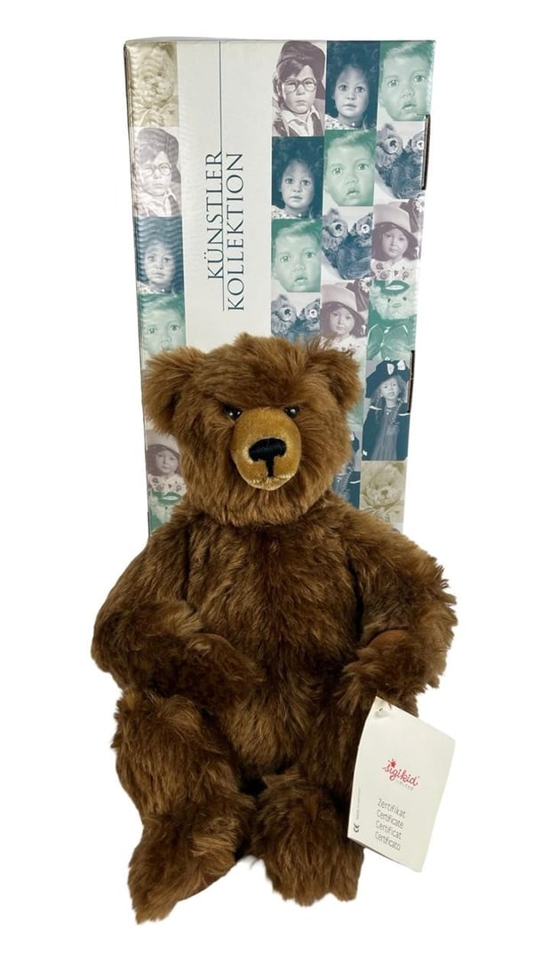 Sigikid Kunstler Mohair Teddy Bear Gisela Hofmann: From the highly regarded Sigikid Kanstler Kollektion comes this beautifully crafted limited edition mohair teddy bear named Jahresbar, designed by artist Gisela Hofmann. This collectible bear features