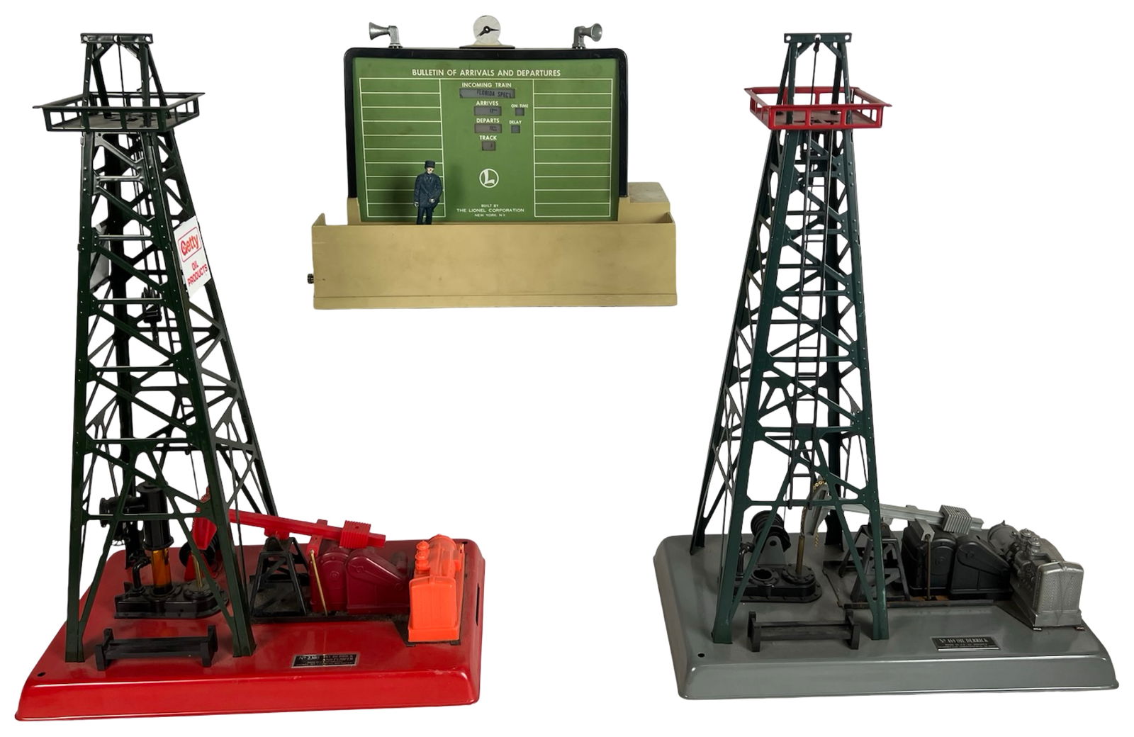 Lionel Operating Dispatch Board & 2 Oil Derricks (1 of 8)