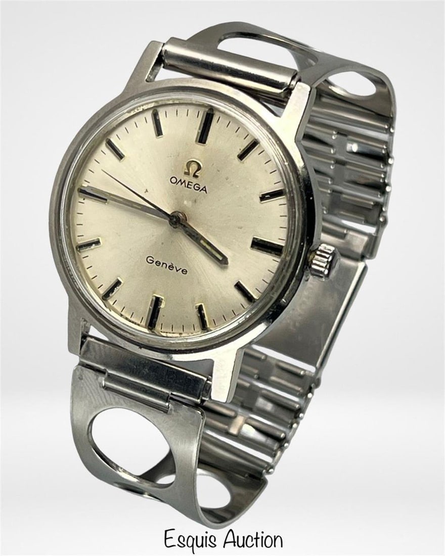 Vintage Omega 17 Jewels Men's Wrist Watch: Vintage Omega Men's Wrist Watch. 17 Jewels, Cal. 601. Good working condition, normal age related wear.