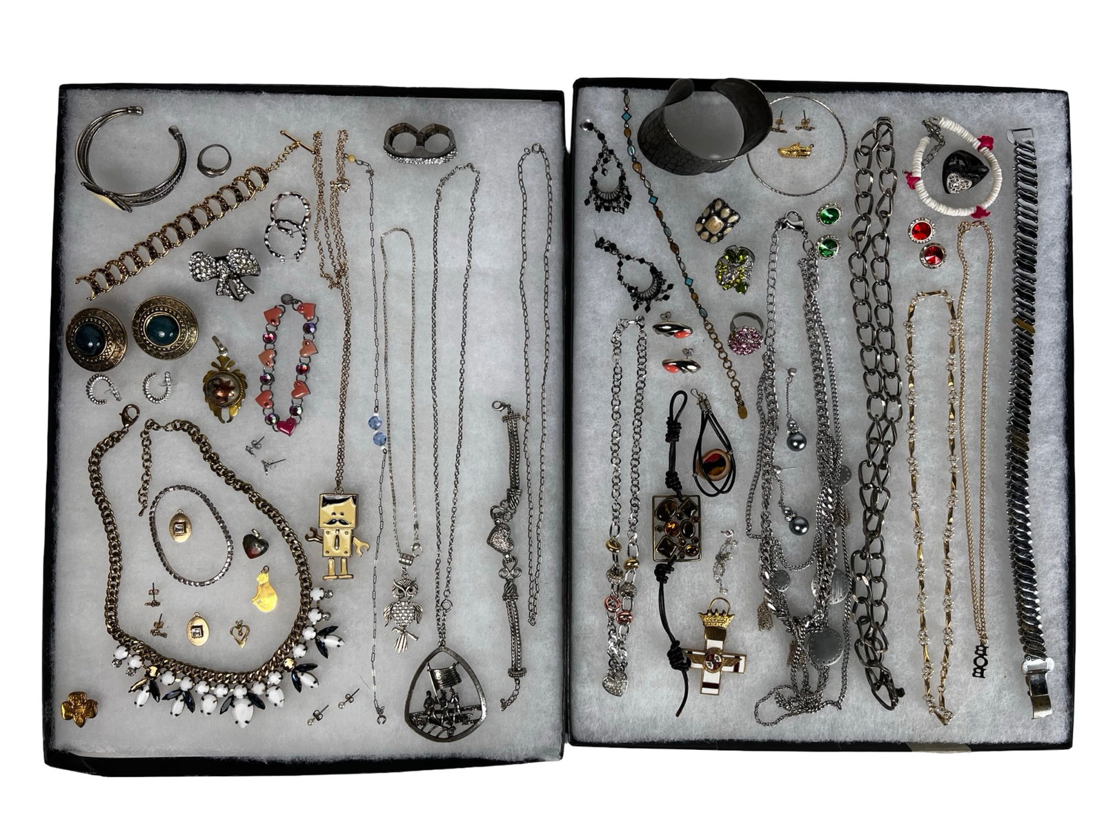 Large Lot of Assorted Fashion Jewelry: This extensive costume jewelry collection features a wide variety of stylish fashion pieces, including chunky chain necklaces, charm bracelets, dangle and stud earrings, brooches, and rings. Highlight
