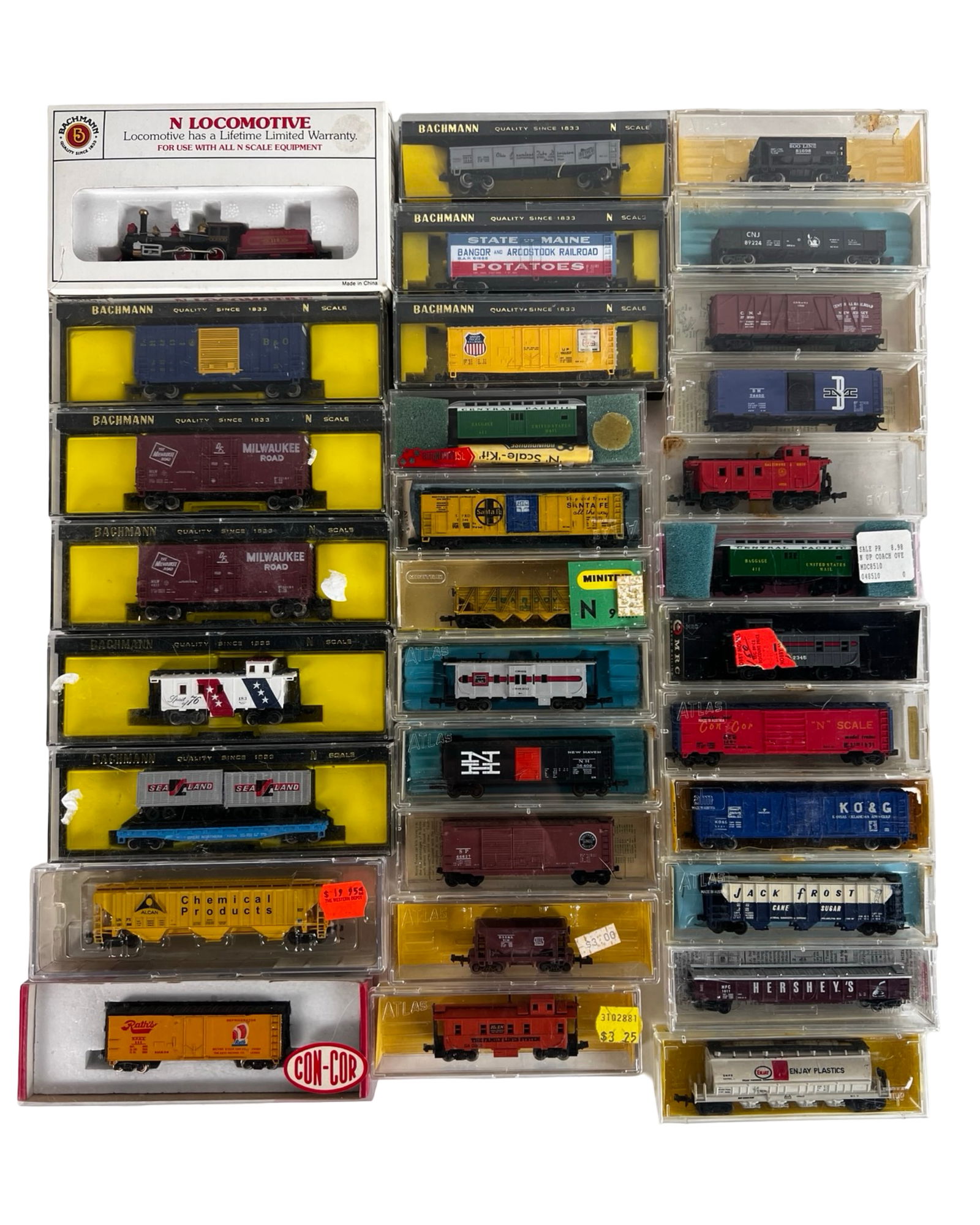Group of N Scale Model Train Cars & Locomotive (1 of 4)