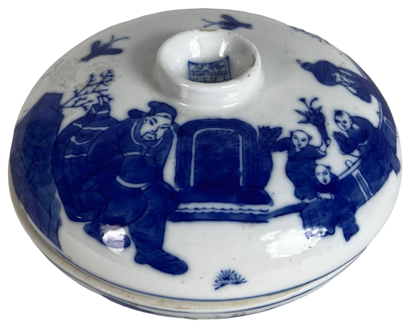Republic Period Chinese Blue & White Covered Dish: A finely crafted Chinese blue and white porcelain covered sweetmeat or condiment dish, dating to the Republic Period (1912-1949). The domed lid is richly decorated in underglaze cobalt blue with a