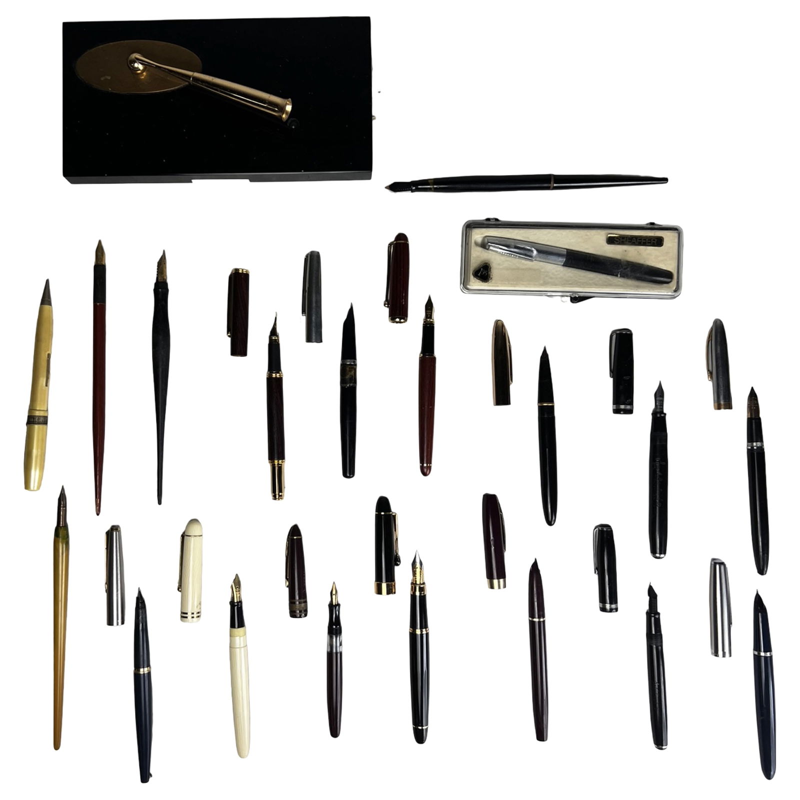 f Vintage Fountain Pens - Sheaffer, Parker, Esterb: Group of vintage fountain pens in a variety of classic mid-century styles and finishes. Brands represented include Sheaffer, Parker, Esterbrook, Wearever, and others. One pen features a 14K gold nib,
