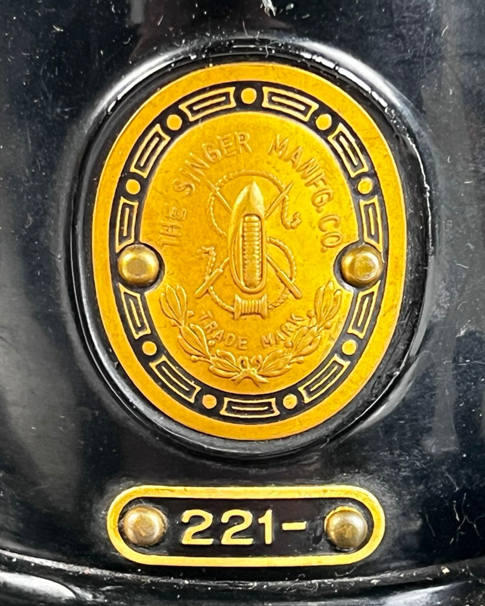 Singer Featherweight Model 221 Sewing Machine - 3