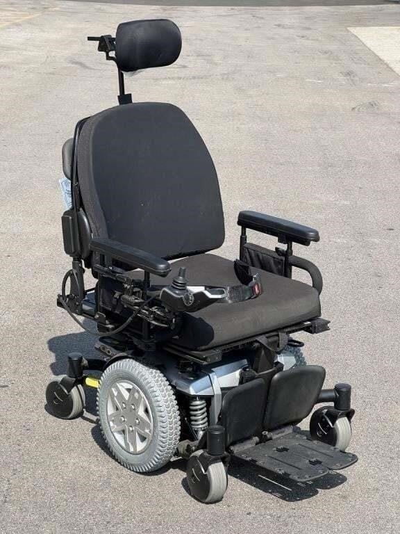 Quantum Q6 Edge 2.0 Rehab Power Wheelchair: With features like standard 6 mph motors and advanced responsiveness, the Q6 Edge® 2.0 is engineered to meet the performance needs of the most active user. The Q6 Edge 2.0 accepts a complete range