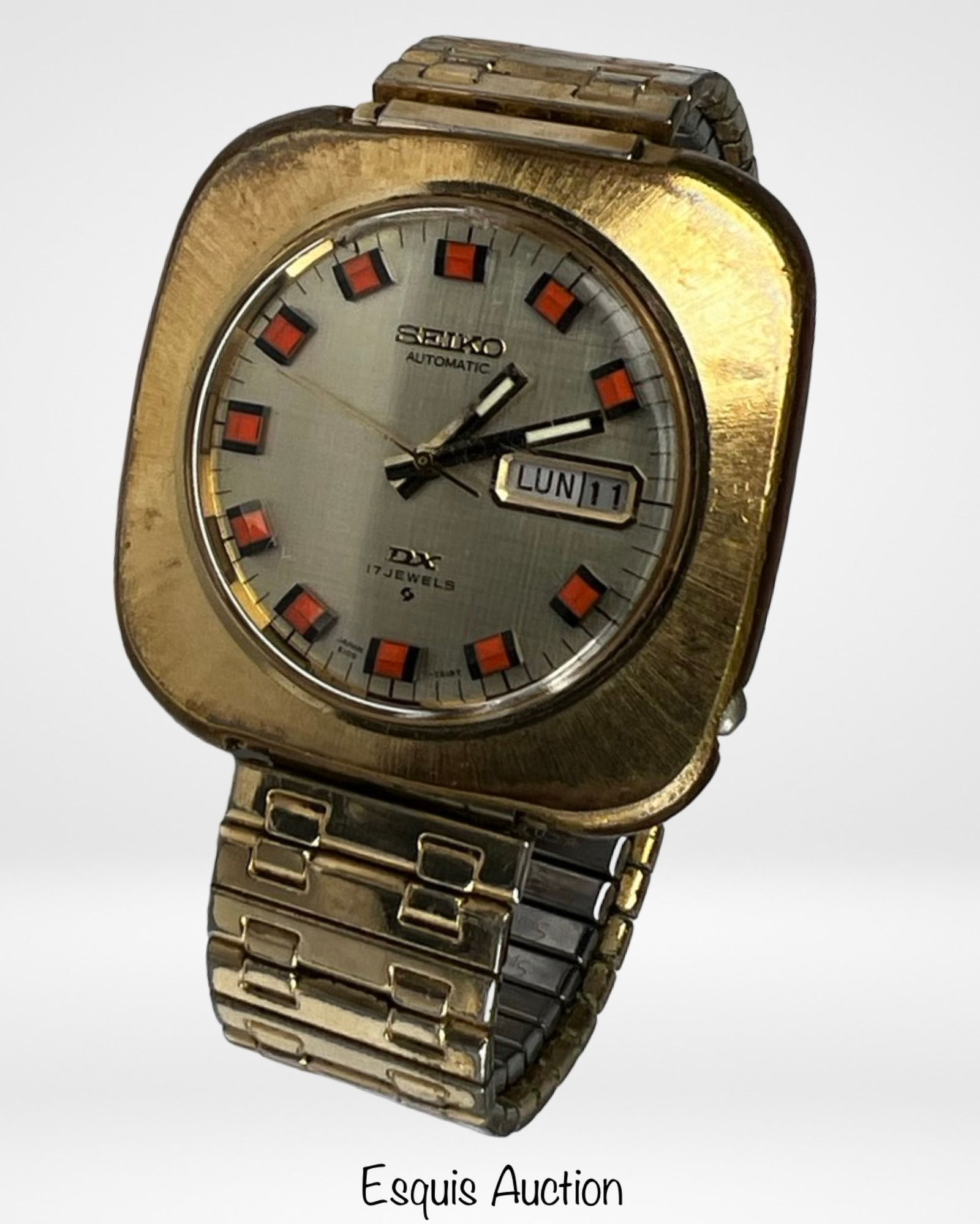 Vintage Seiko DX 17 Jewels Automatic Wrist Watch: Vintage 1970s Seiko DX 17 Jewels Automatic Wrist Watch. Shows some age related wear, working.