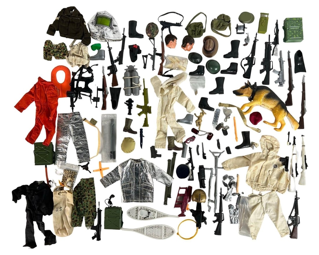 Large Lot of Vintage G.I. Joe Clothing, Weapons. G (1 of 4)