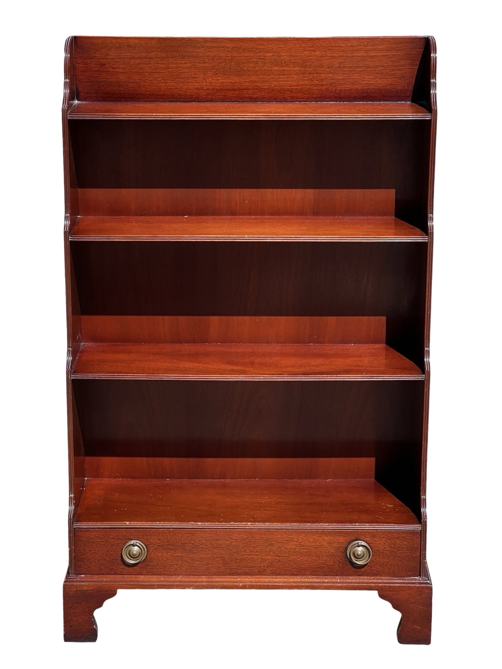 Georgian Regency Revival Mahogany Bookcase: Mahogany graduated open bookcase in the Georgian/Regency Revival style, mid-20th century English reproduction. This well-proportioned piece features four tiered, progressively deeper shelves with