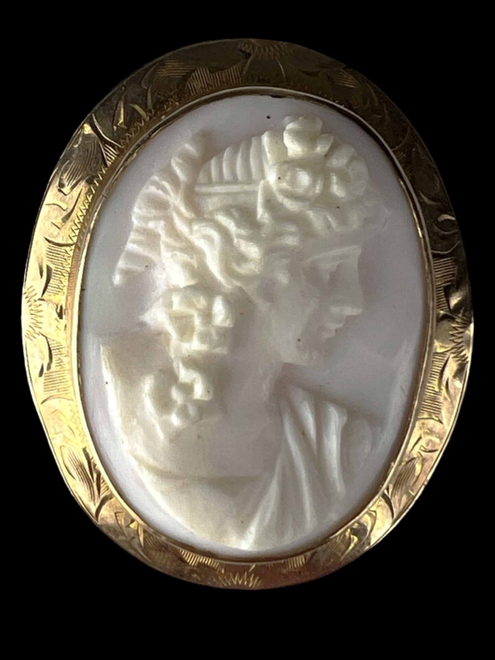 10K Gold Carved Shell Lady Cameo Brooch Pendant: Elegant 10K gold cameo brooch pendant featuring a finely carved classical lady in profile. The high-relief carving appears to be shell, showcasing detailed hair, drapery, and classical styling.The pie