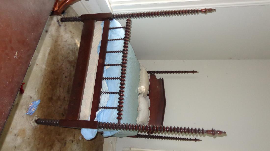 Spool Poster Bed: Spool Poster Bed