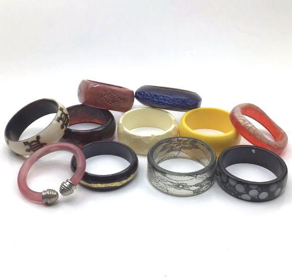 12 Vintage plastic acrylic bangle bracelets (1 of 4)