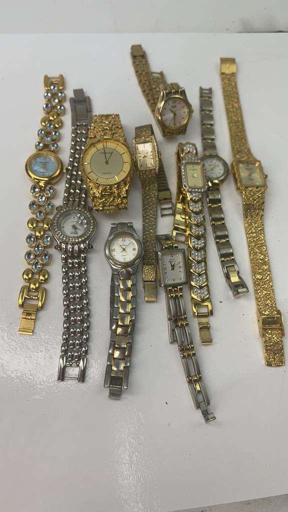 Vintage Lot of 10 Gold tone silver tone women watches (1 of 4)