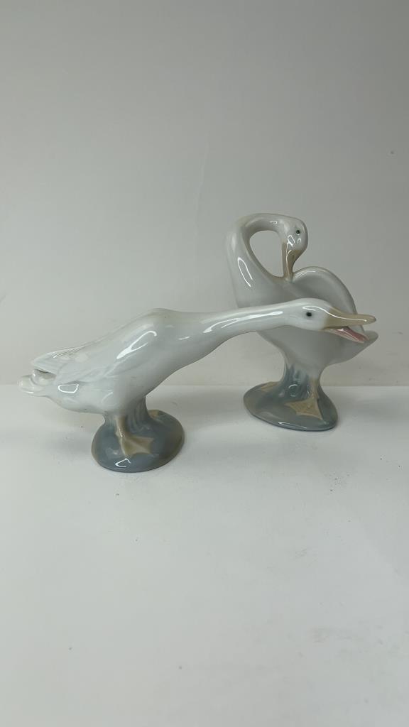 Pair of Lladro Ducks porcelain Statues (1 of 8)