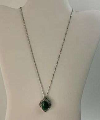 925 Silver Necklace & Green Stone Pendent: Stunning Photos do this item no Justice. Delicate 925 Silver chain holds a beautiful green stone with small green gemstones around the outside. Good overall condition. Measures about 18 1/4"L 8.14G