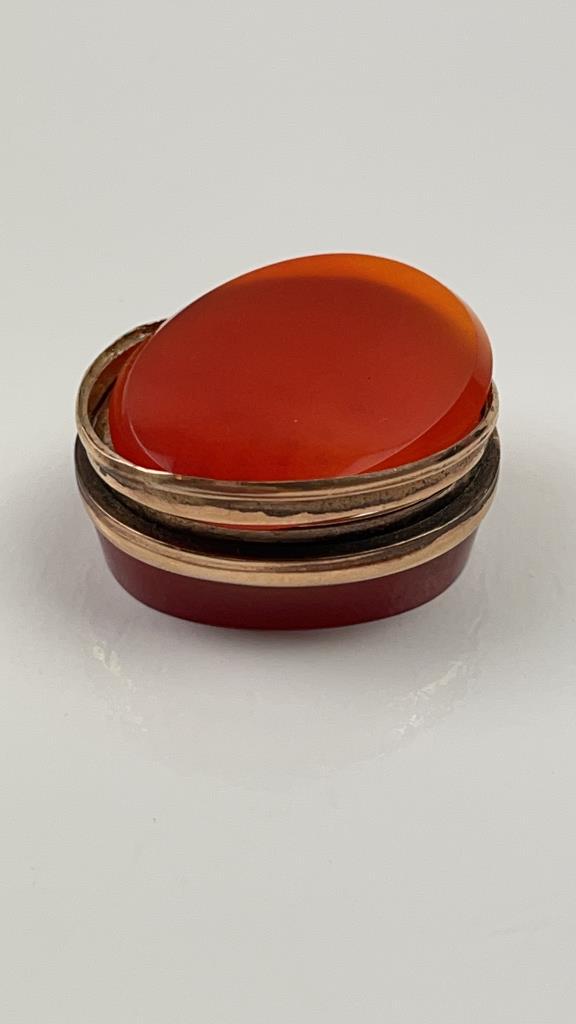 Fine Antique Gold and Carnelian Vinaigrette: Fine Antique Gold and Carnelian Vinaigrette for restoration. 19th Century. Very cute little box. Does need some restoration work the top stone has popped out. Great for any collection. Beautiful orang