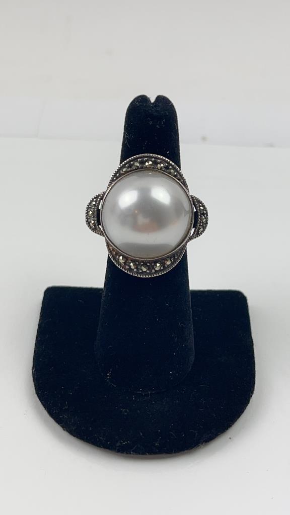Sterling Silver Marcasite Mother Of Pearl Ring: Vintage Sterling Silver Marcasite Mother Of Pearl Ring. Beautiful color! no stones missing. Measures about 1" Ring is a size 7. Good Overall condition and weight. $12.00 Shipping.