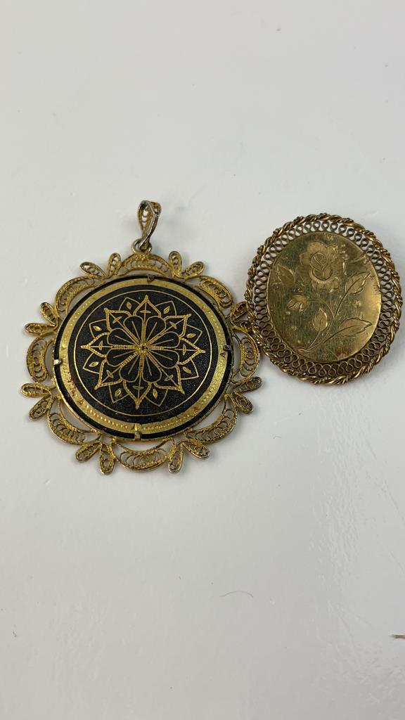 Gold Filled Filigree Engraved Brooch Pendent Set: Antique Gold Filled Filigree Engraved brooch pendent set . Pendent has a black background with beautiful gold designs on top. Brooch has a beautiful flower engraved into it. Pendent measures 1 3/4"W a