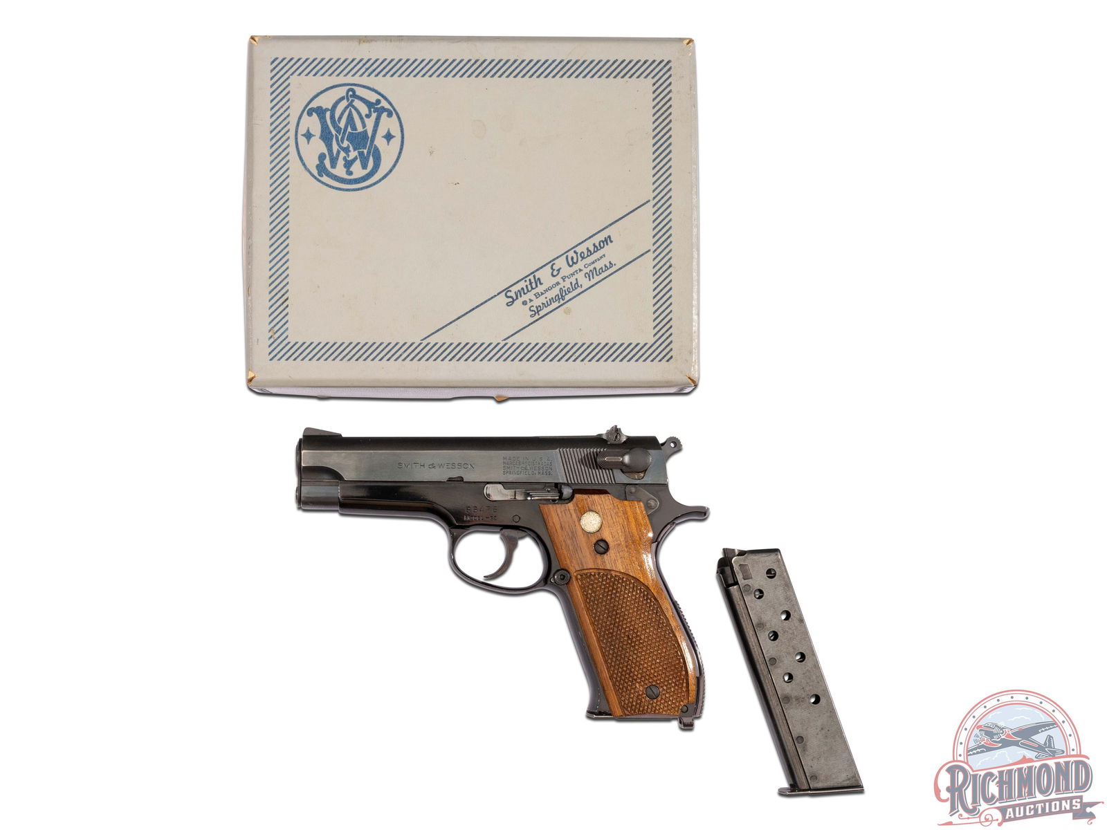 NICE Early Smith & Wesson Model 39 9mm Luger Semi-Auto Pistol with Box: Manufactured in the late 1960's. Features a 4" barrel with a ramp front sight and rear adjustable notch sigh. Double/single action with de-cocker. Blued finish with all standard roll marks. Factory ch